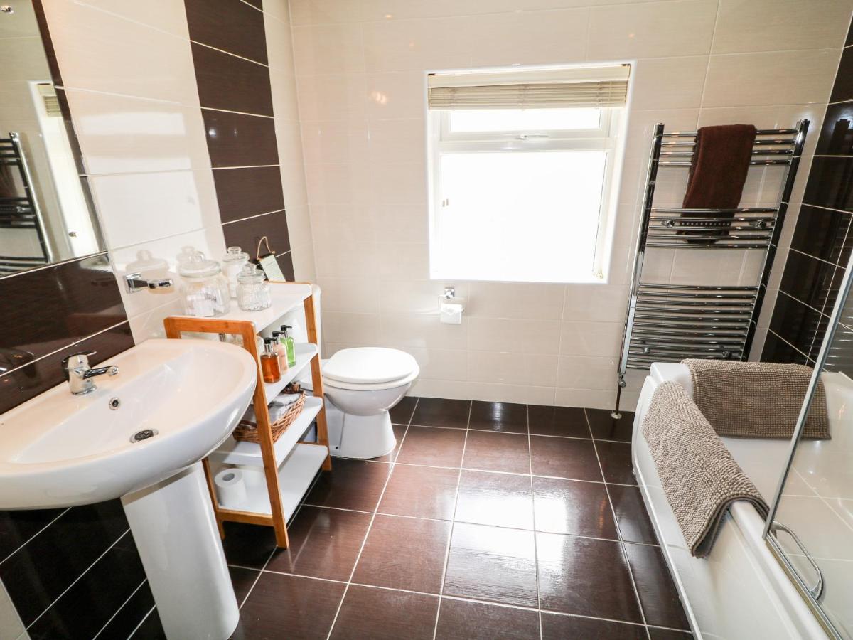 Whispering Willows - The Bungalow Craigtown